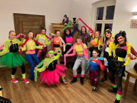 Nach dem Auftritt sind alle gut gelaunt. Unser Maskottchen Renato (Bildmitte) ist immer dabei.