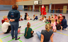 Unsere Übungsleiterin Cindy begleitet die Kleinen bei jedem Training fürsorglich. Der Weihnachtsmann hat an alle gedacht.