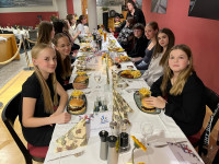 "Dann testen wir mal die Küche"! Alle freuen sich auf einen schönen und gemütlichen Abend.