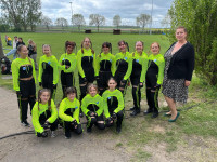 Stolz präsentiert sich die Gruppe zusammen mit der Organisatorin des Events Mandy Ebermann (im Bild rechts).