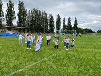 Die Kleinen hier hoch focusiert. Sind das die Tanzmädels der großen Gruppe von morgen und übermorgen ?
