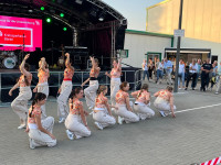 ....und lädt uns in der prime time am Samstag Abend zur Jubiläumsfeier ein.