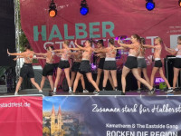 Das 2. Halberstadtfest zieht Tausende von Zuschauern in seinen Bann.