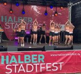 Das regnerische Wetter kann uns nichts anhaben. Wir genießen das Bad in der Menge.