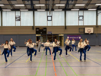 ....begeistert die gro&szlig;e Tanzgruppe die zahlreichen mitgereisten Zuschauer.