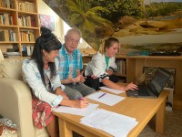 Das Redaktionskollegium tagt (v.l.n.r.: Anke Weiß-Reinhardt, Ulrich Grosch, Antonia Reinhardt)