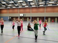 Auch die Kleinen haben viel Spaß und trainieren fleißig  Sie werden liebevoll  betreut von unserer Übungsleiterin Cindy Miede (Bildmitte).