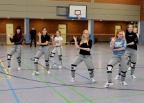 Üben, üben, üben und dabei immer Lächeln. Alles muss passen. Rico Trapp (stellv. Vereinsvorsitzender von Blau-Weiß) schaut sich alles an und ist zufrieden.