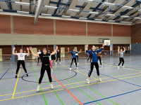 Hochprofessionell präsentieren sich die Mitglieder der großen Tanzgruppe.