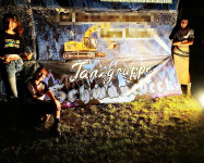 Aaliyah, Antonia und Anke (v.l.n.r.) von der Tanzgruppe präsentieren sich stolz vor dem Werbeplakat.