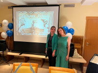 Katrin Wei&szlig;ensee, renomierte Sandk&uuml;nstlerin (im Bild rechts), gratuliert auf ihre Weise. Antonia hat's verdient!!