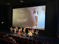 Im  Kinosaal 4 ist &uuml;berall das Flair von Michael Jackson zu "sp&uuml;ren".