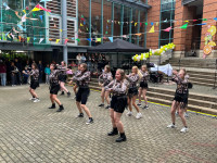 F&uuml;r einige Tanzm&auml;dels ist es ein Heimspiel. Dr&uuml;cken sie doch hier tags&uuml;ber die Schulbank.