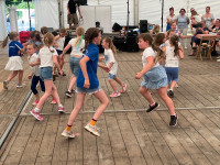 Unbeeindruckt von den extremen Temperaturen im Zelt performt die Gruppe auf Spitzenniveau.