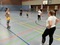 Antonia, unsere Leaderin,  erkl&auml;rt geduldig zum wiederholtem Mal ihre Choreografie.