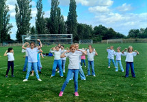 Der Auftritt der kleinen Tanzgruppe zusammen mit der Zumba-Gruppe ist ein Mega-Auftritt.