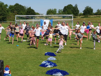 kleine und große Tanzgruppe während einer gemeinsamen Darbietung