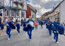 Wir sind gleich am Anfang des Festumzuges.